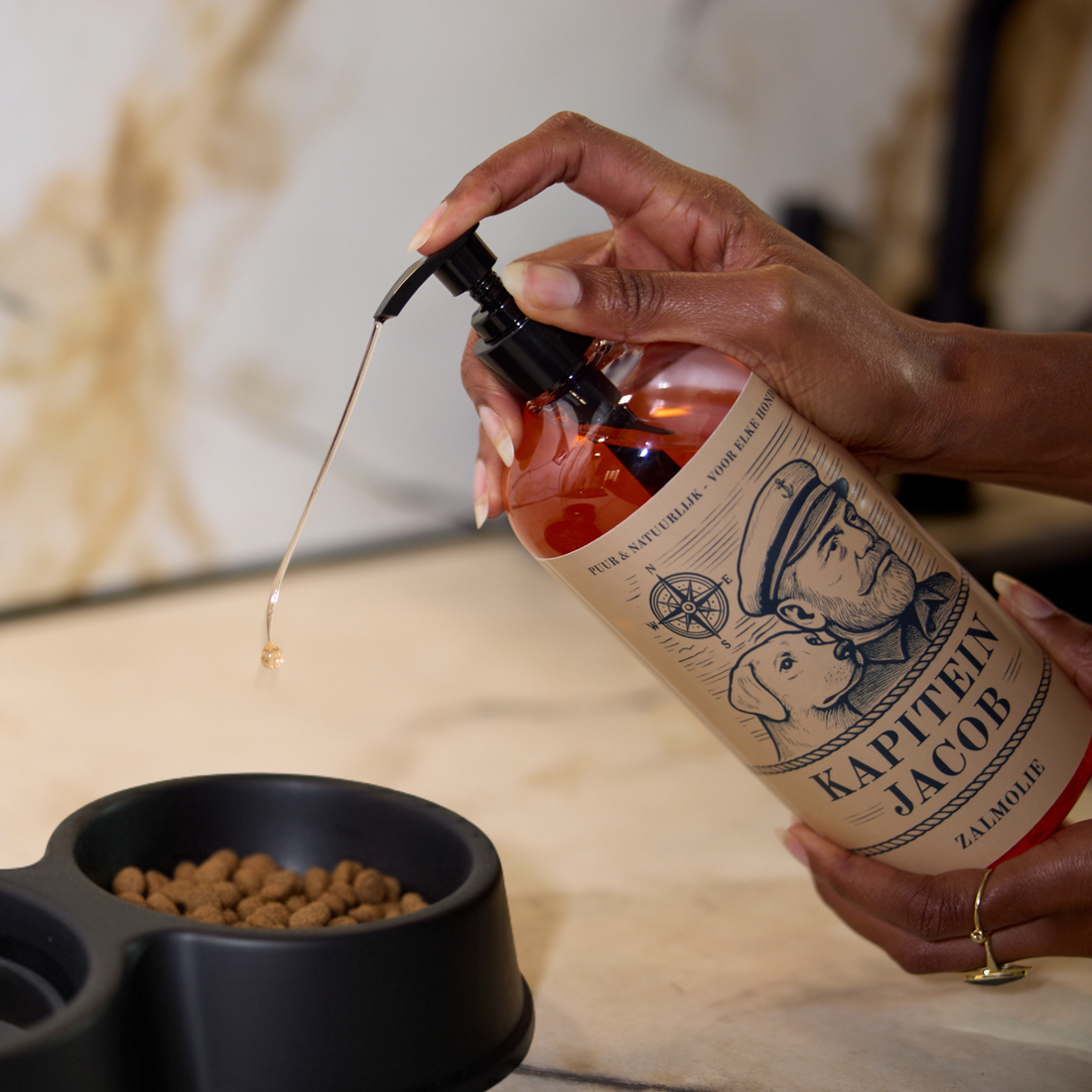 Zalmolie voor honden. Wat is het, hoe werkt het en wanneer geef je het?